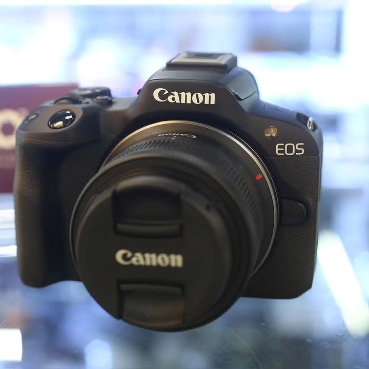 Camera Canon EOS R50 + lente 18-45mm