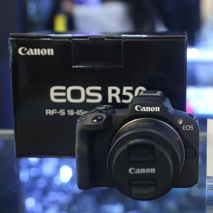 Camera Canon EOS R50 + lente 18-45mm